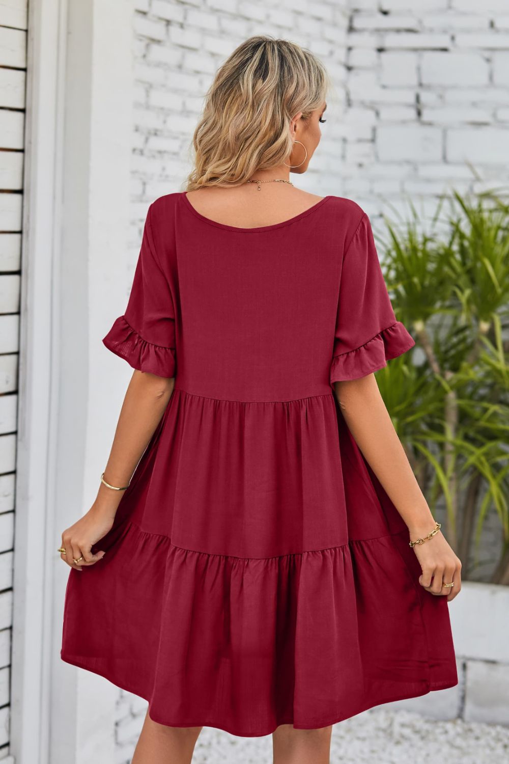 Vestido con escote en V, mangas con volantes y capas