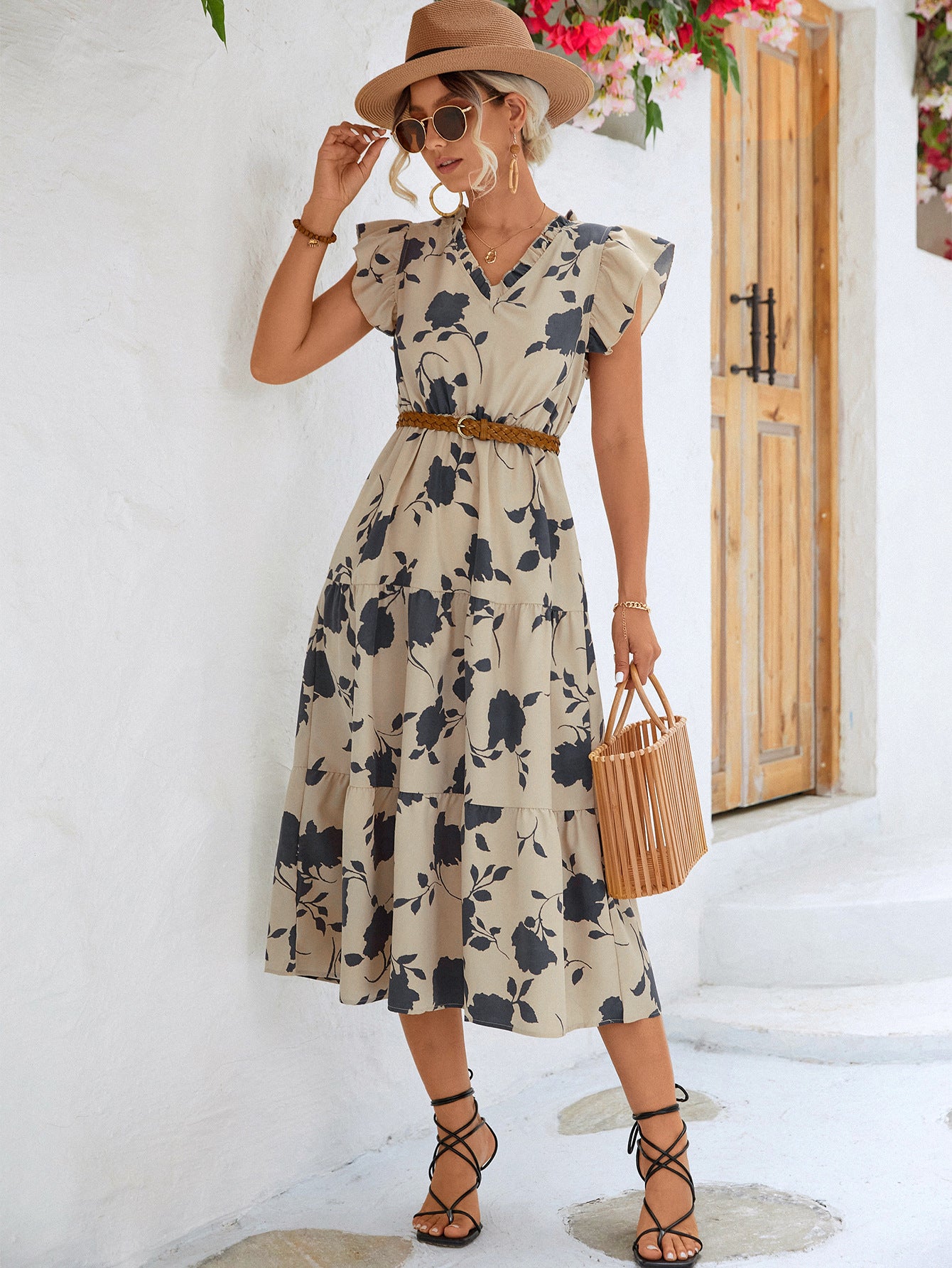 Vestido midi escalonado con cuello en V y ribete floral con volantes