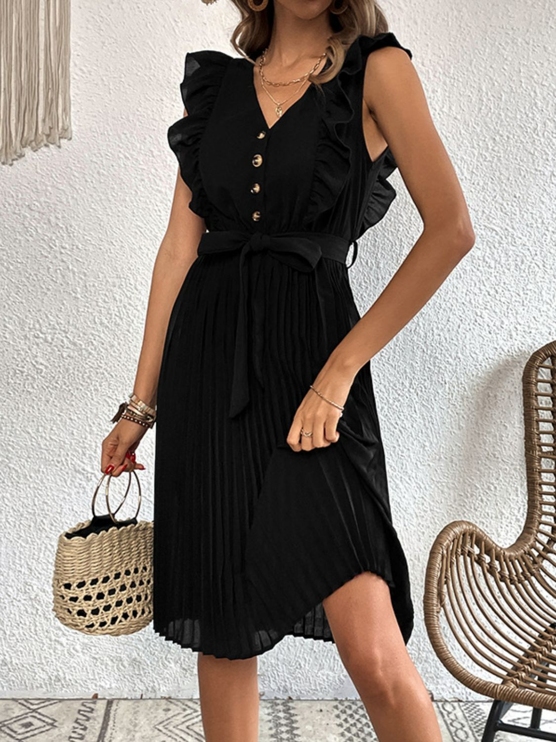 Vestido plisado con cinturón y ribete de volantes con botones