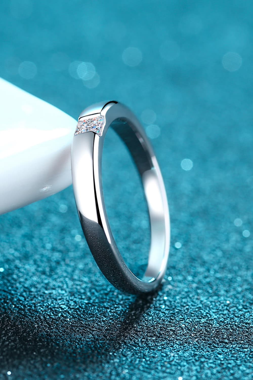 Anillo chapado en rodio con incrustaciones de moissanita