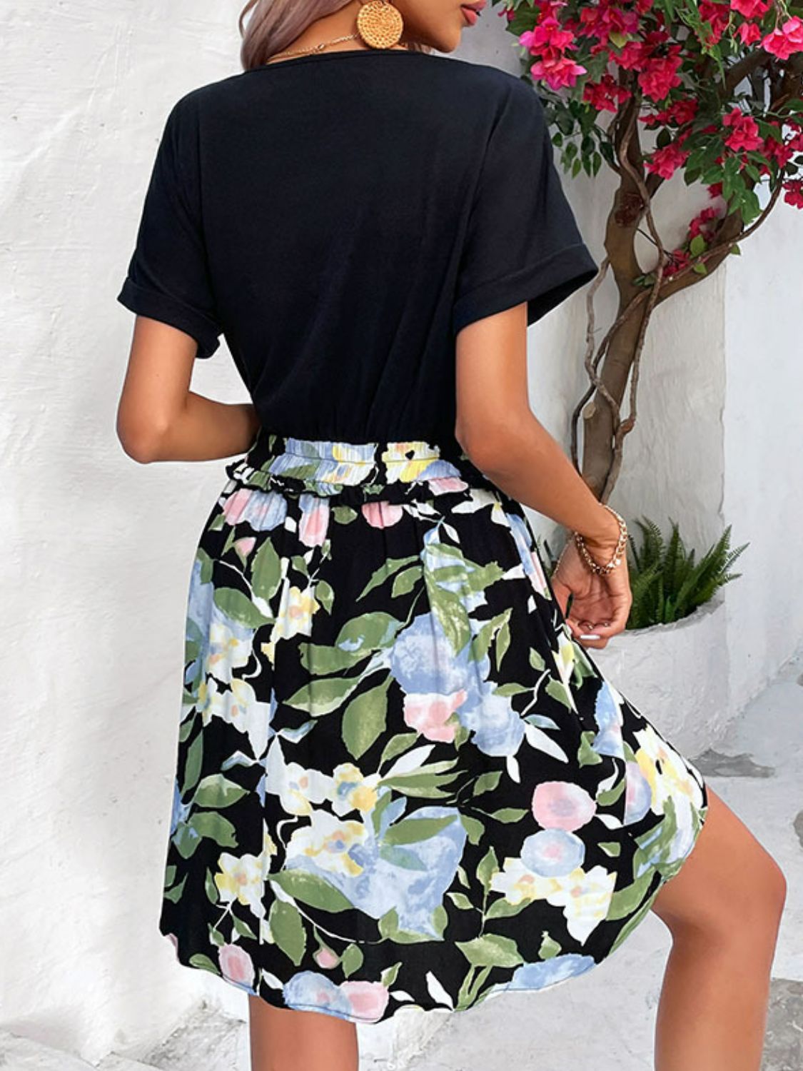 Vestido bicolor con cuello redondo y mangas con puños