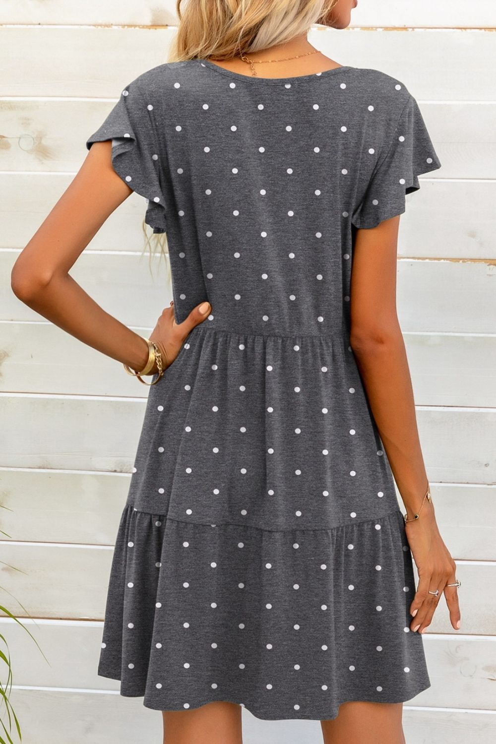 Minivestido de lunares con cuello en V y manga ondulada