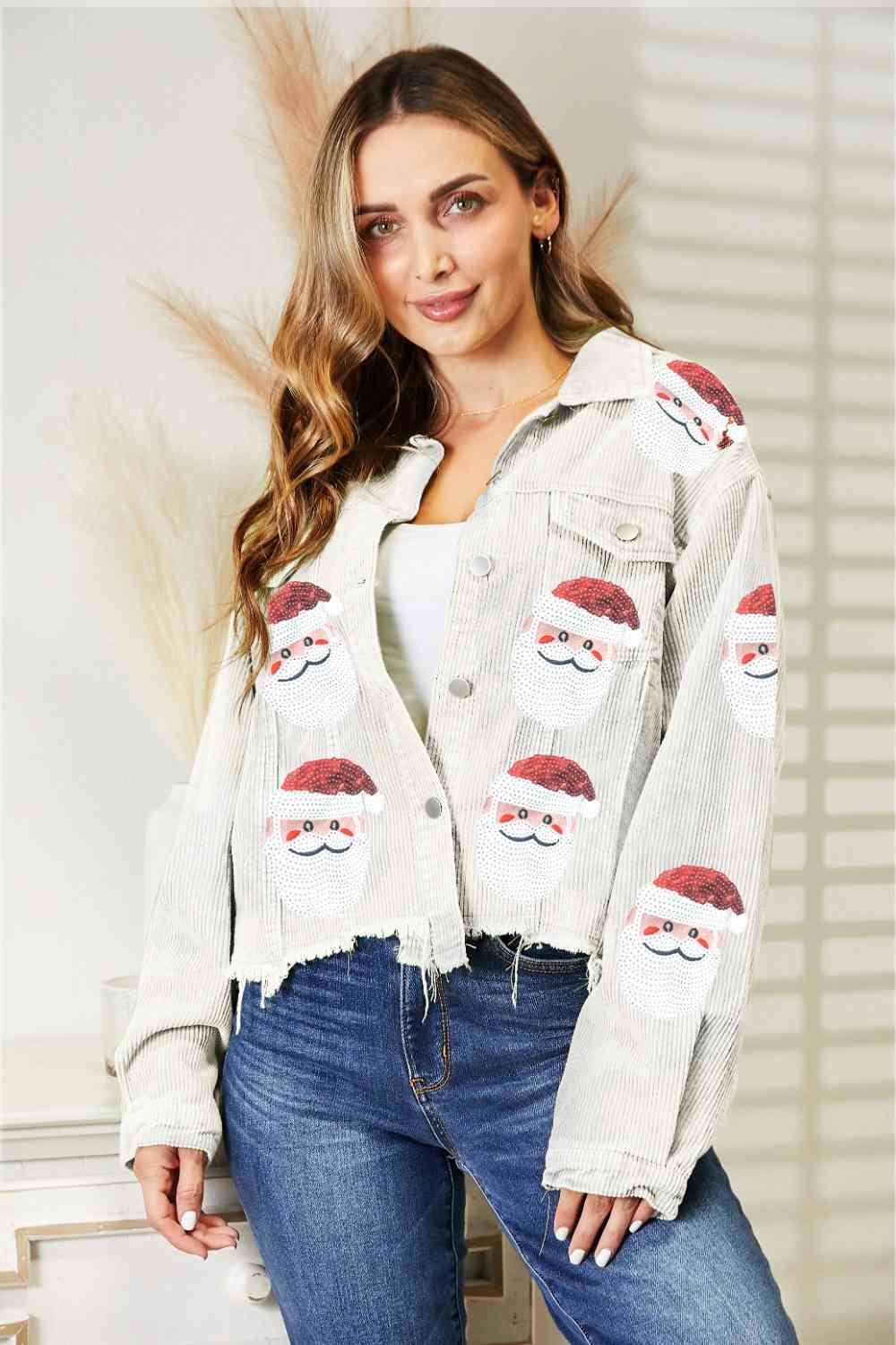 Chaqueta con dobladillo sin rematar y lentejuelas de Papá Noel