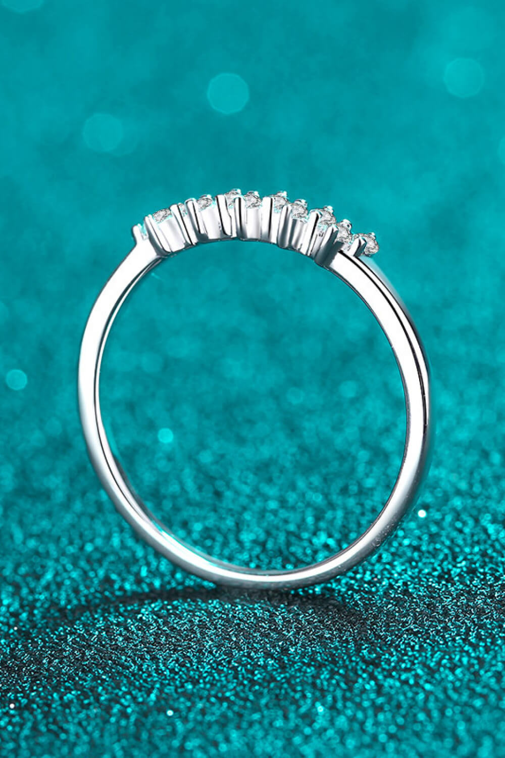 Llamativo anillo de moissanita de plata esterlina 925