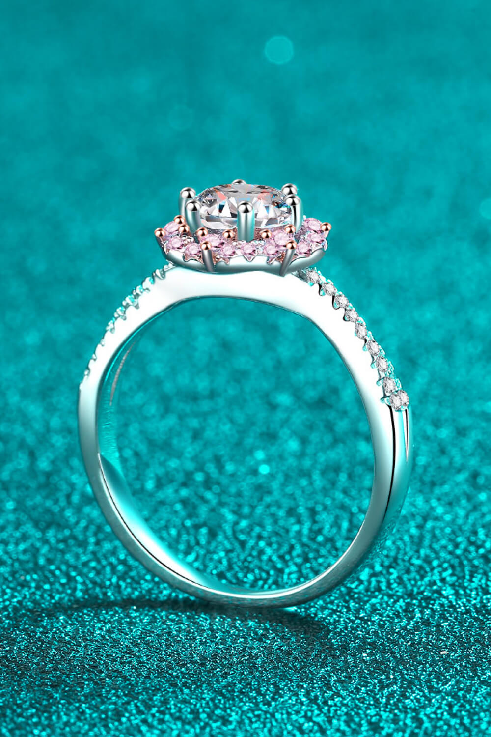 Anillo cruzado en forma de flor de moissanita de 1 quilate