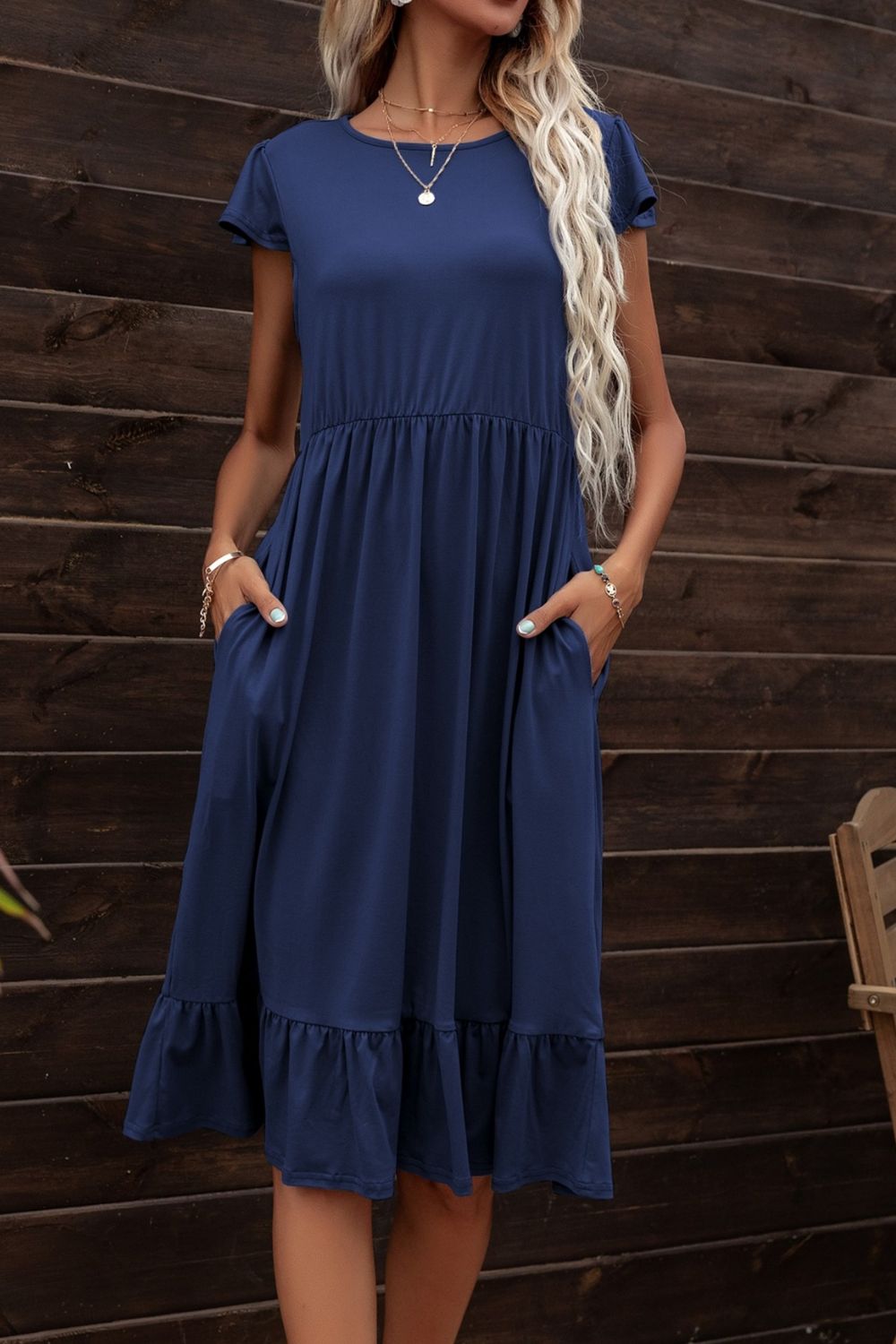 Vestido con cuello redondo y volantes en el bajo
