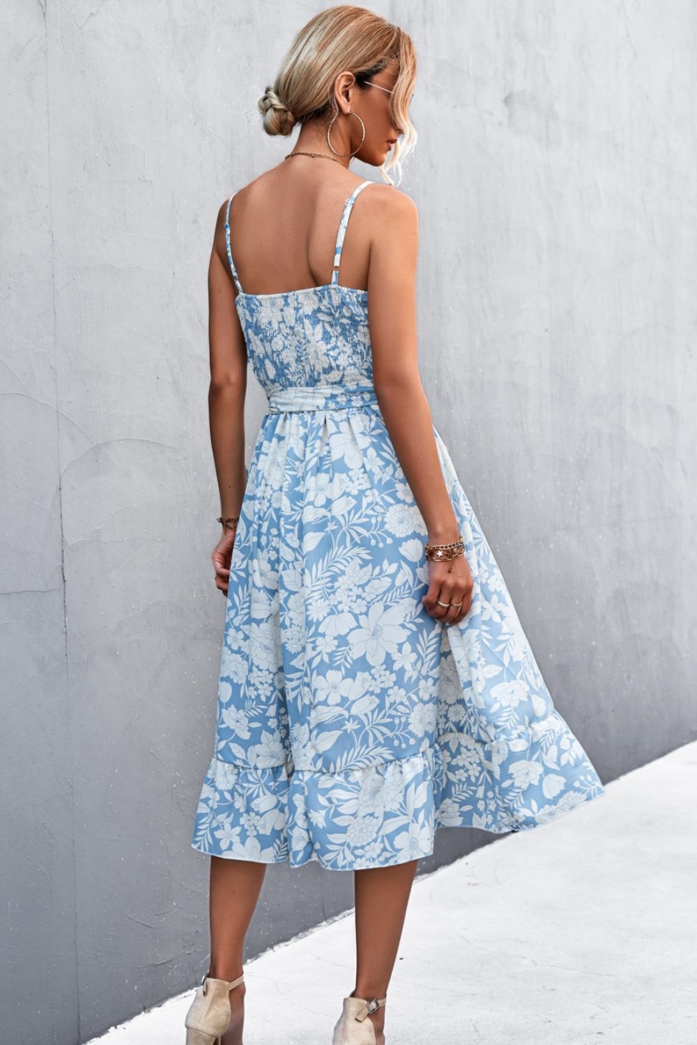Vestido de tirantes finos con escote redondo y ribete de volantes florales
