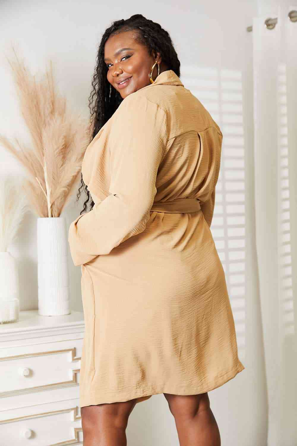 Gabardina con bolsillos y lazo de tamaño completo de Culture Code