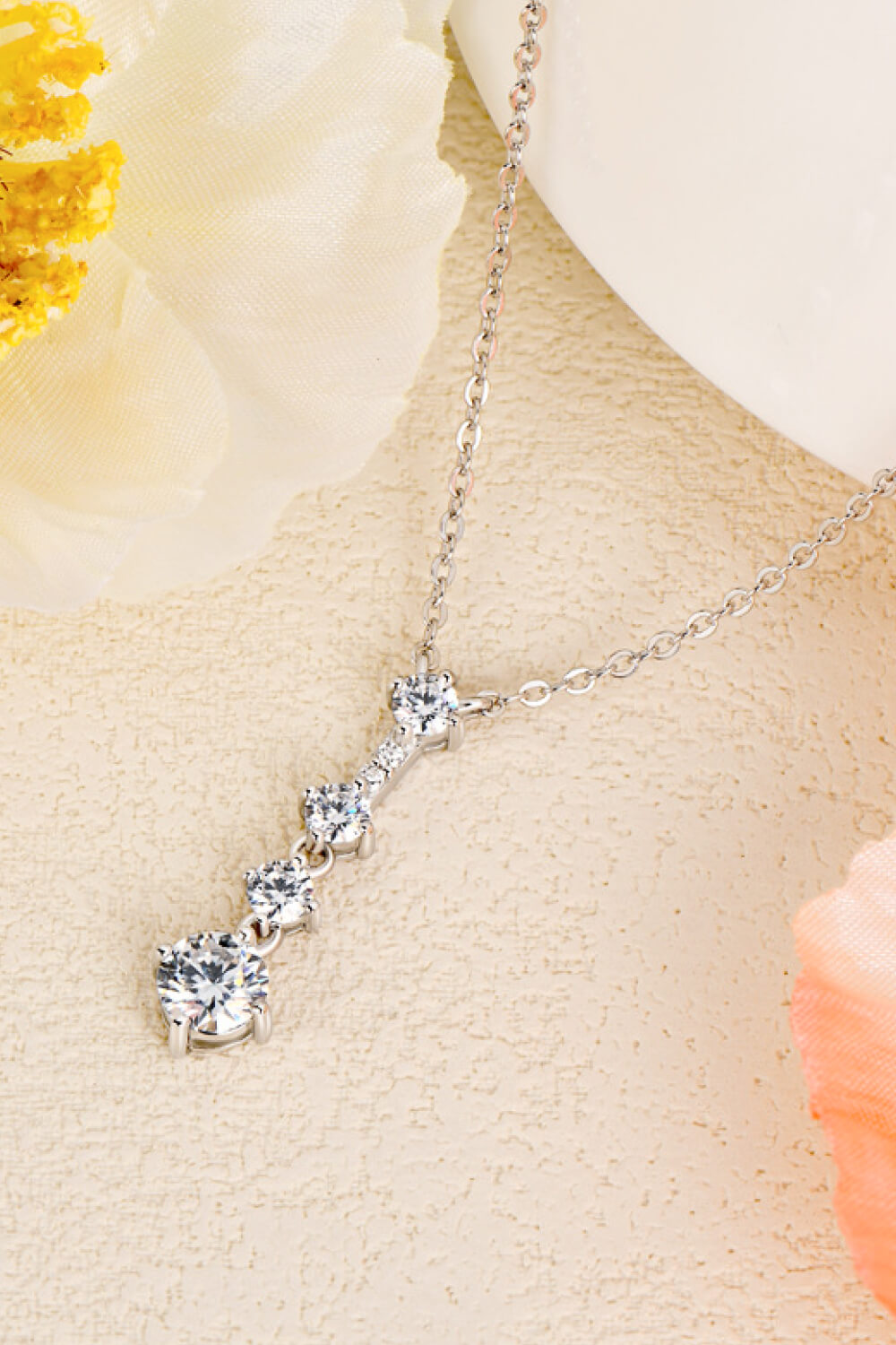 Collar con colgante de moissanita múltiple Keep You There