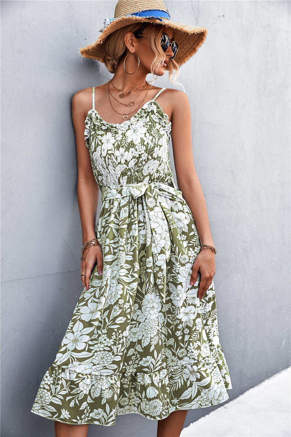 Vestido de tirantes finos con escote redondo y ribete de volantes florales