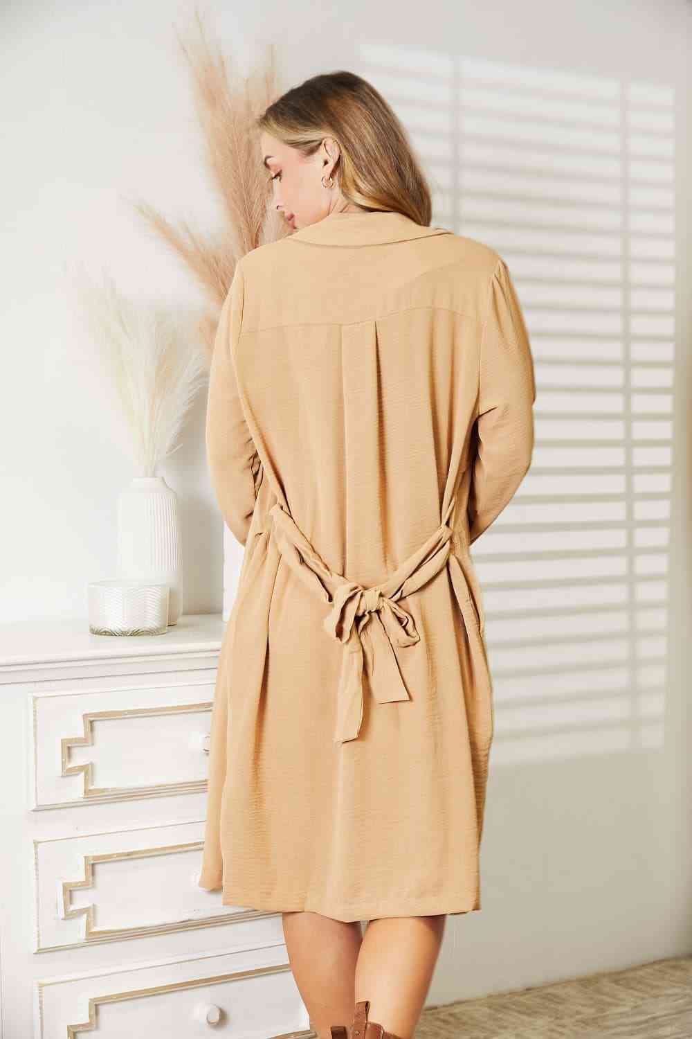 Gabardina con bolsillos y lazo de tamaño completo de Culture Code