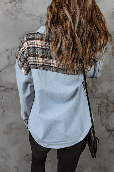 Chaqueta vaquera con botones y bolsillos a cuadros