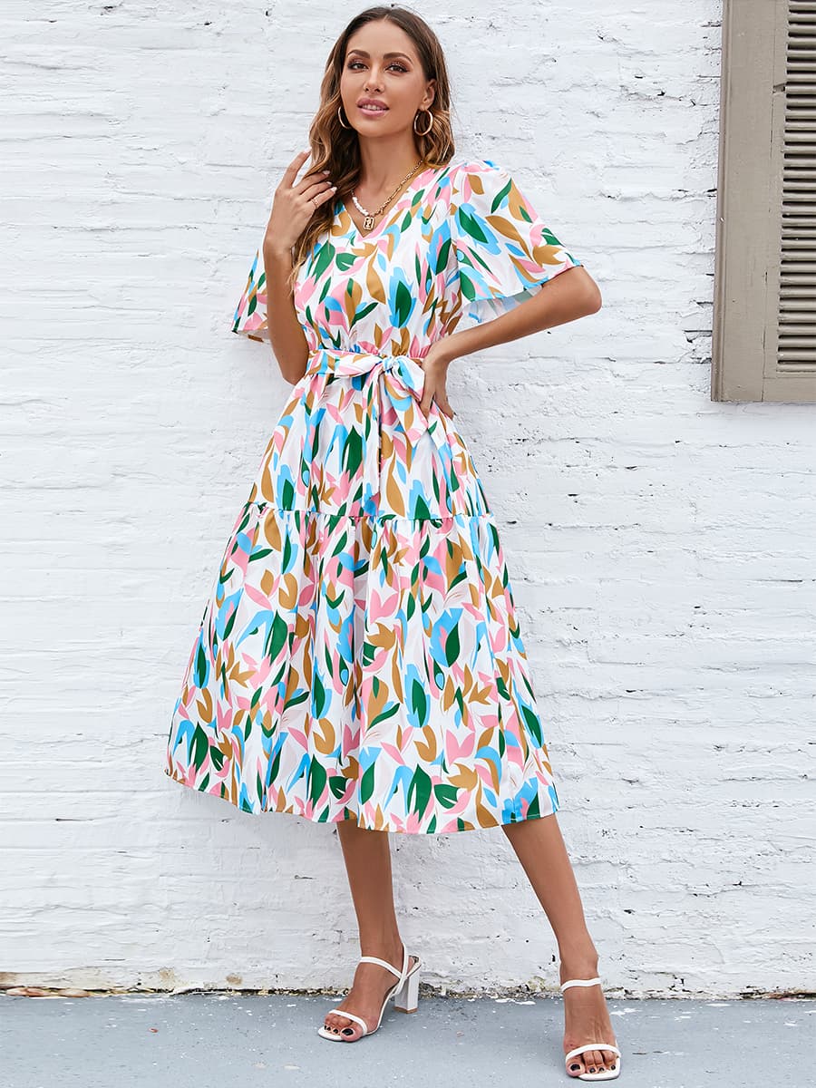 Vestido estampado con cintura anudada y cuello en V con manga ondulada