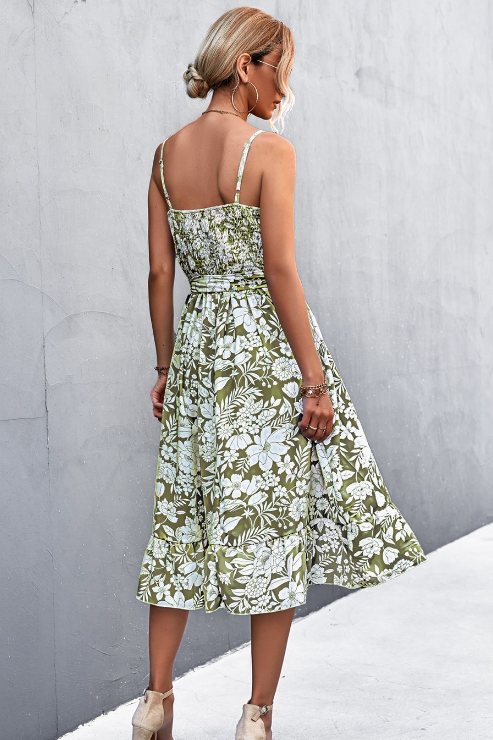 Vestido de tirantes finos con escote redondo y ribete de volantes florales