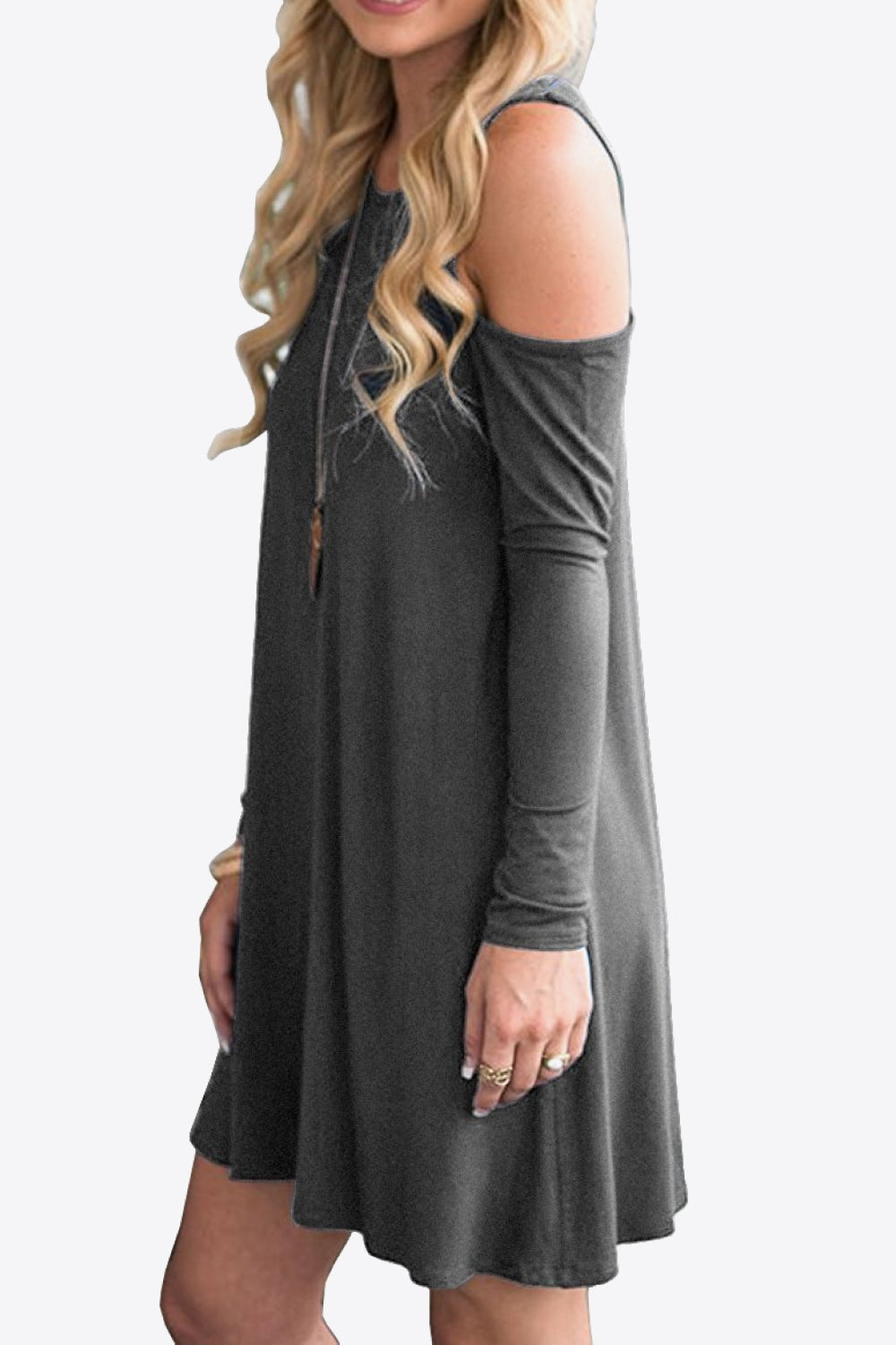 Vestido de cuello redondo de manga larga con hombros descubiertos