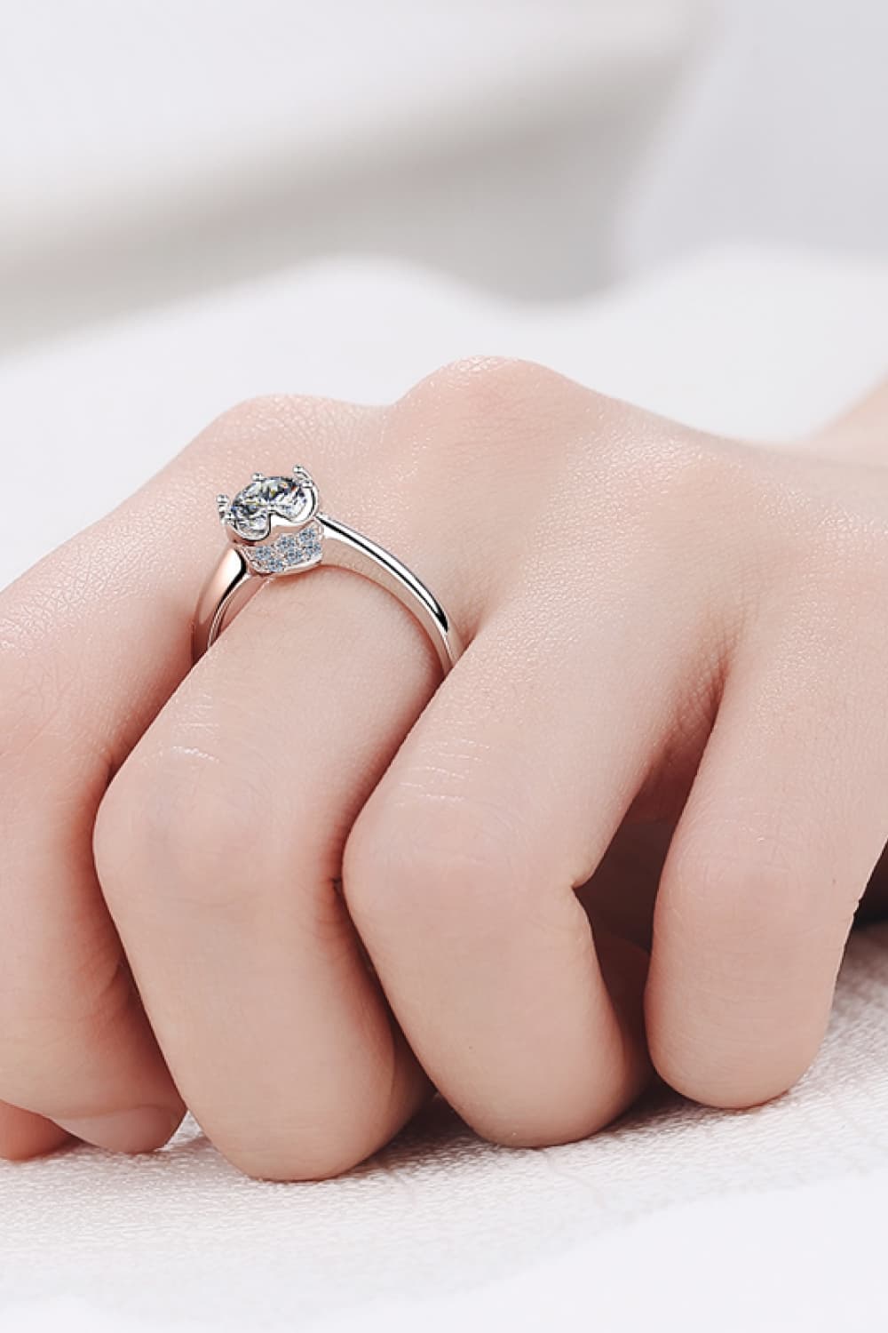 Anillo solitario chapado en rodio con moissanita de 1 quilate