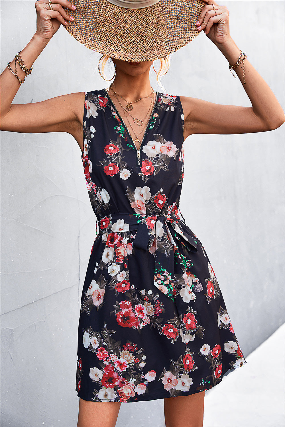 Vestido sin mangas con cinturón y detalle de cremallera estampada