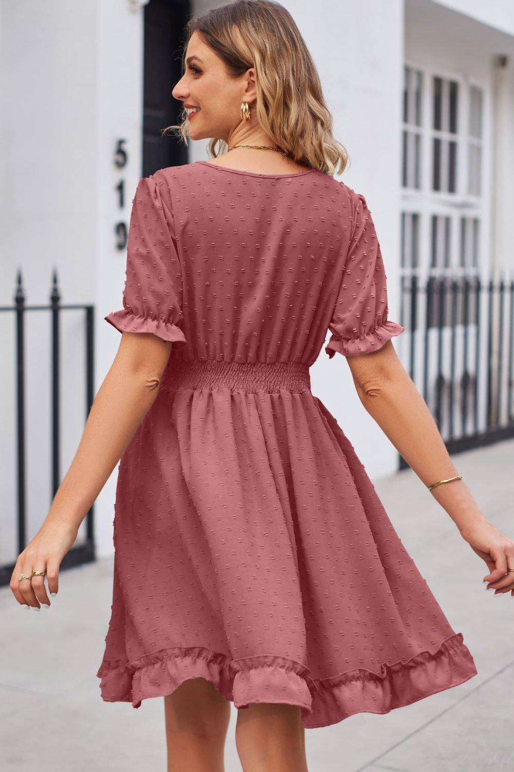 Vestido con escote en V y mangas con volantes y ribete de lunares suizos