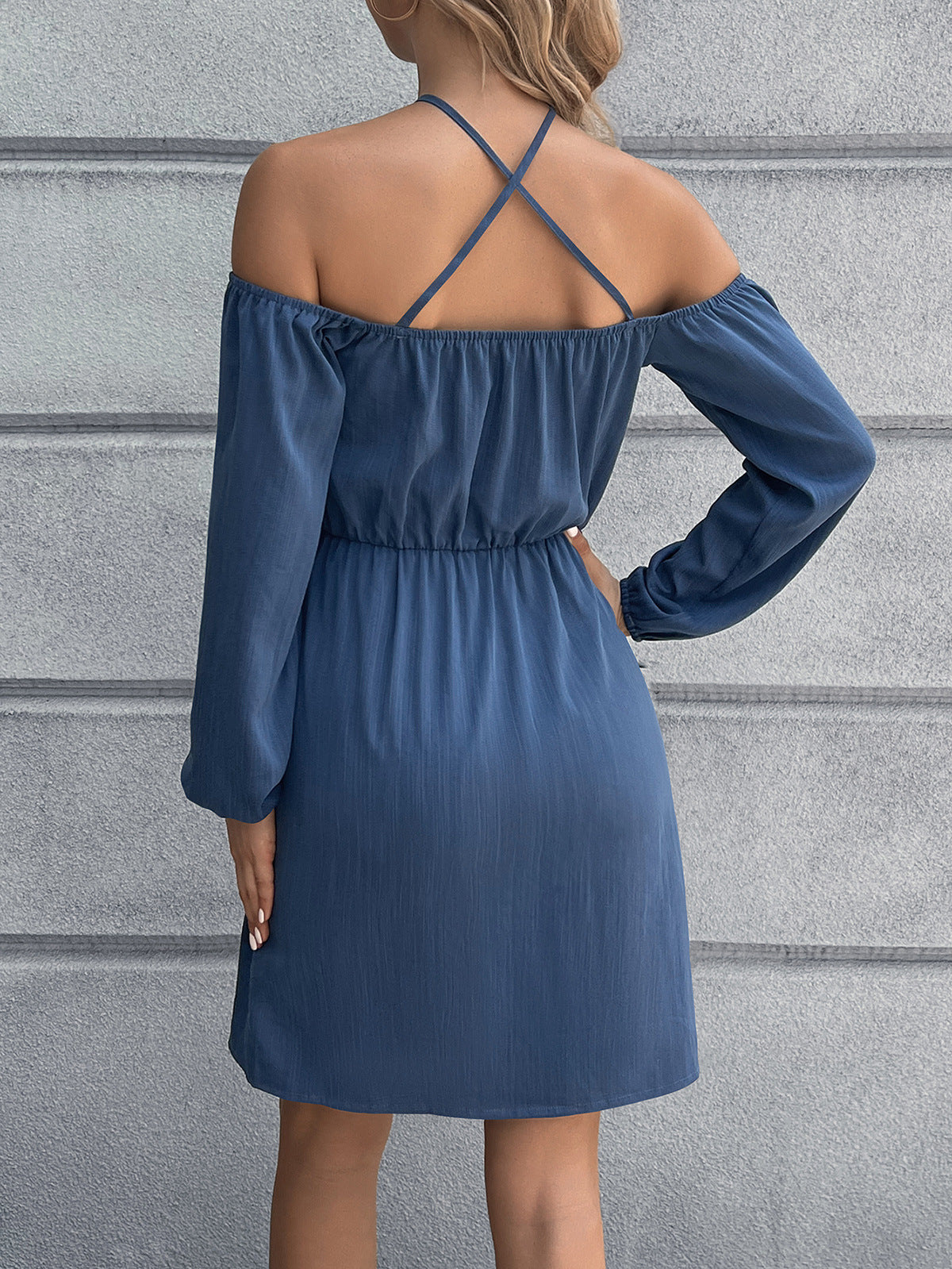 Vestido mini cruzado con hombros descubiertos