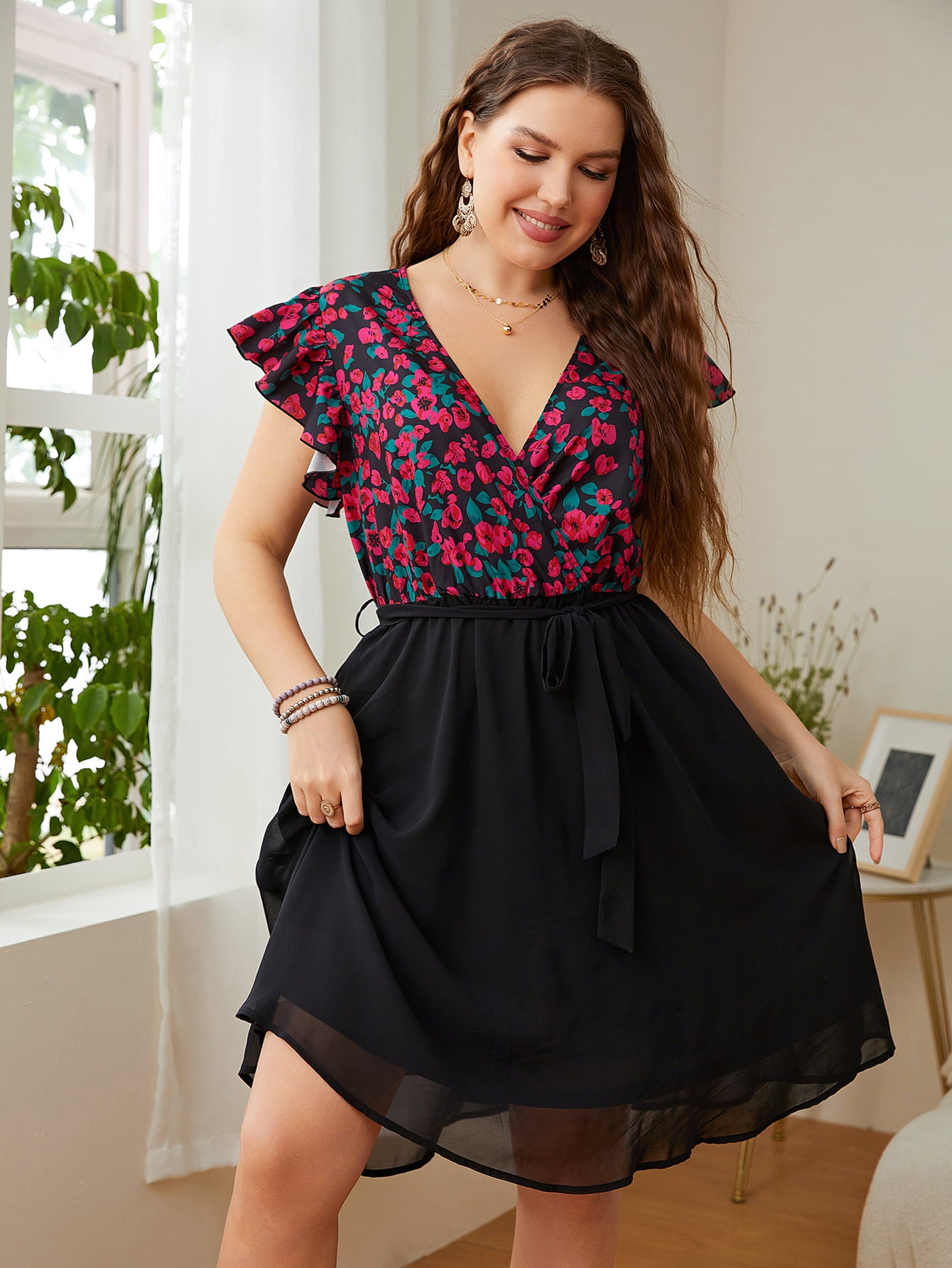 Vestido de talla grande con mangas abullonadas y cuello cruzado con estampado floral