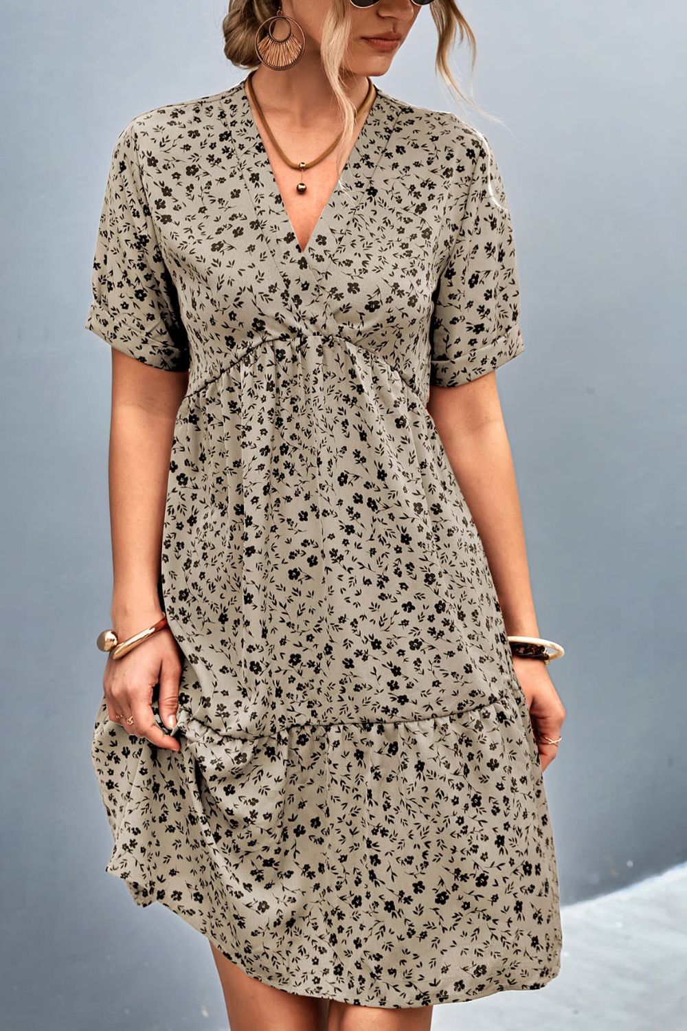Vestido estilo imperio con escote pronunciado y manga corta con estampado floral ditsy