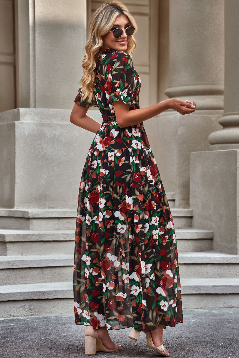 Vestido floral con escote en V y mangas cortas con volantes