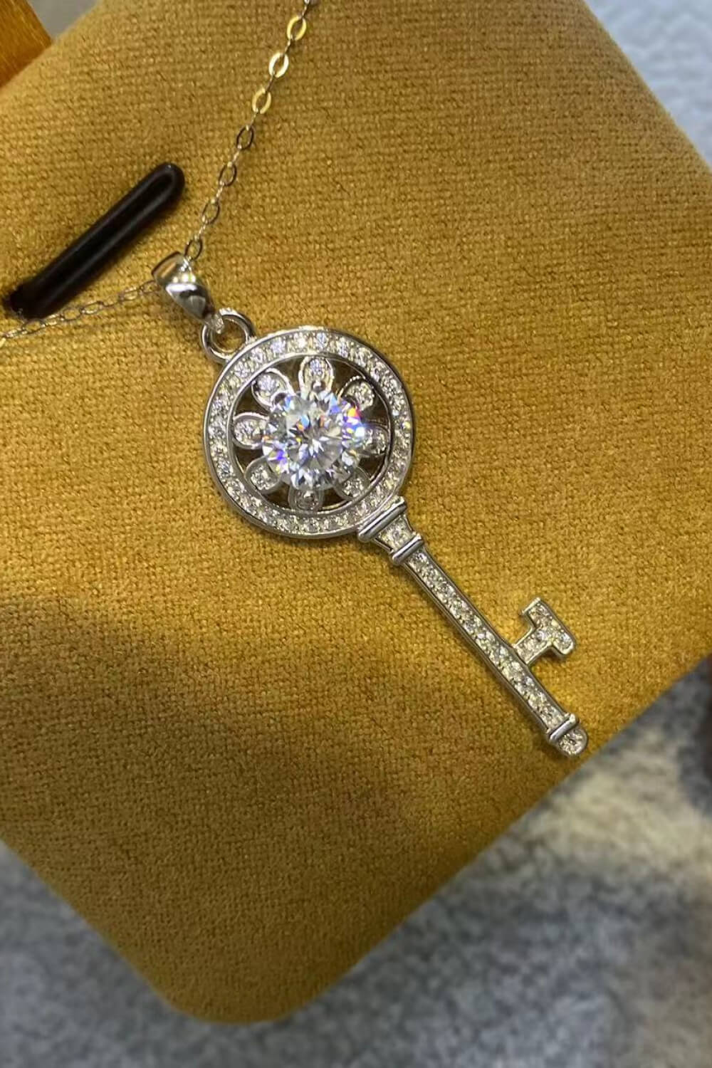 Collar con colgante de llave chapado en platino con moissanita de 1 quilate