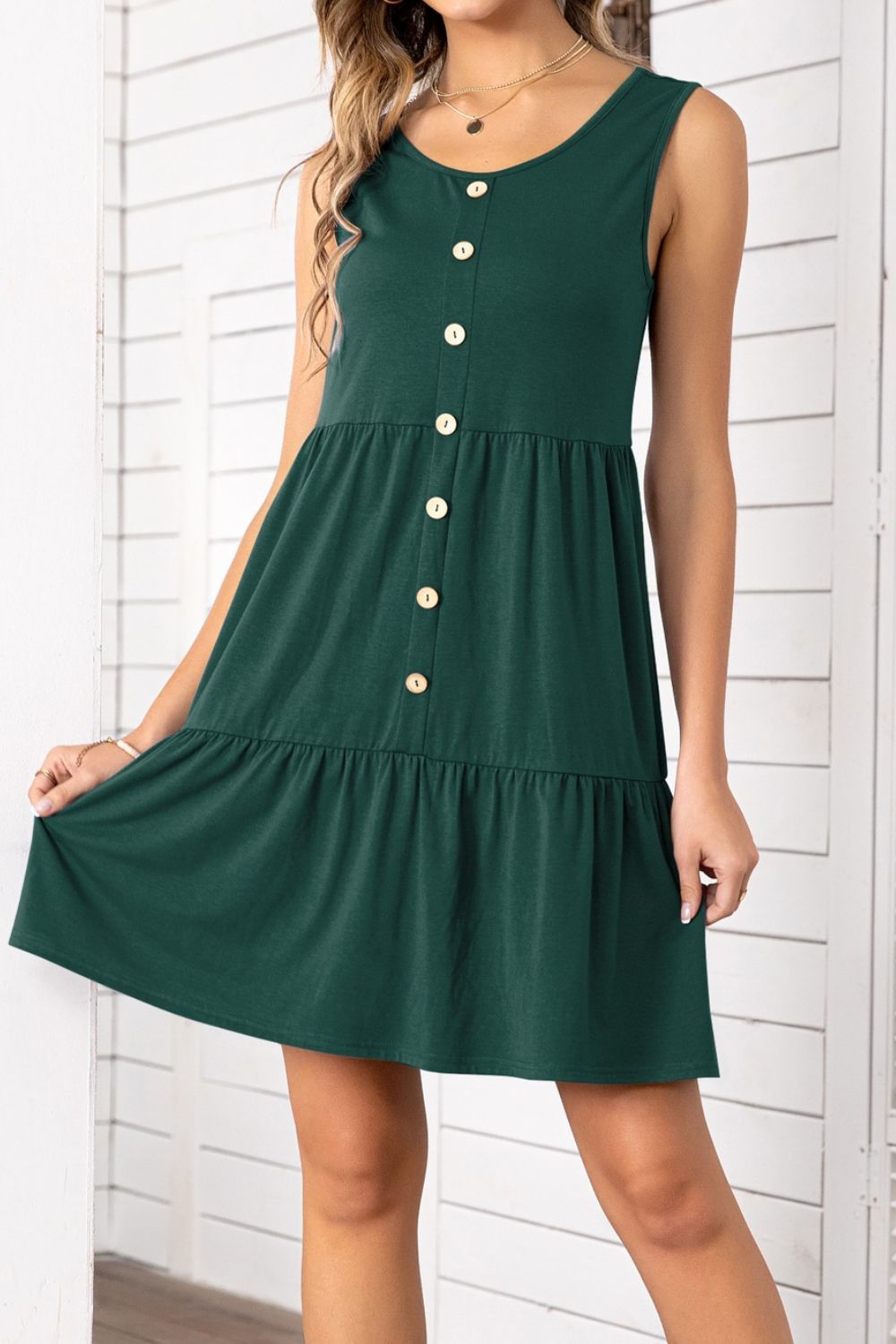 Vestido escalonado sin mangas con cuello redondo y botones decorativos