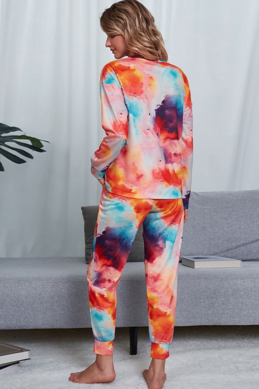 Conjunto de estar por casa con top con cuello redondo y joggers con cordón en la cintura y efecto tie-dye