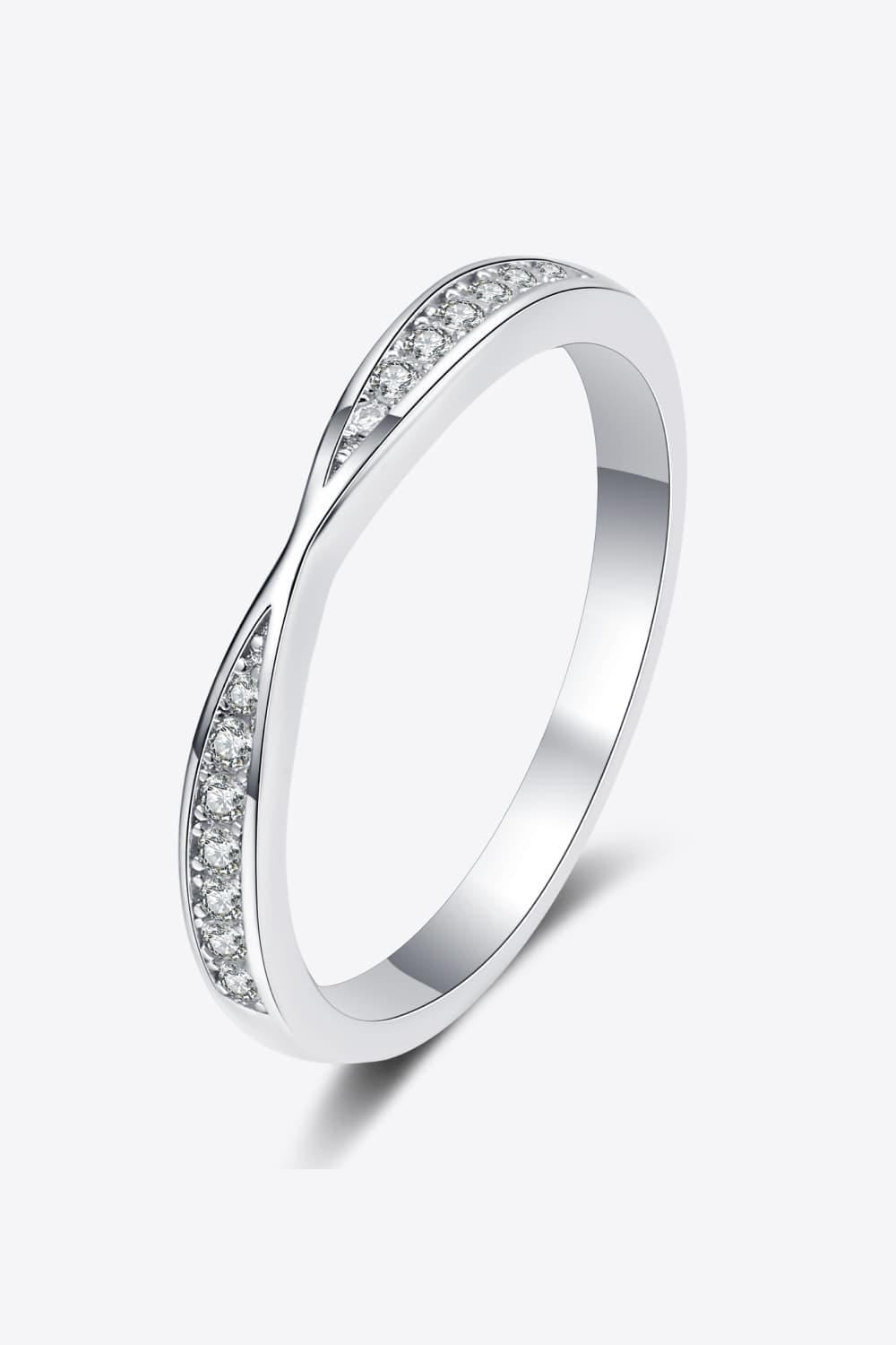 Anillo de moissanita con baño de rodio