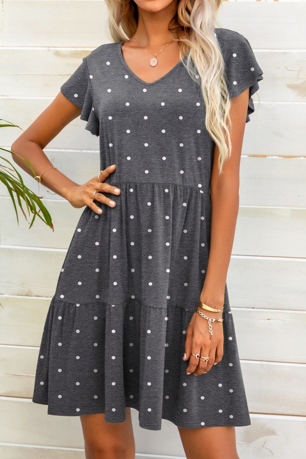 Minivestido de lunares con cuello en V y manga ondulada