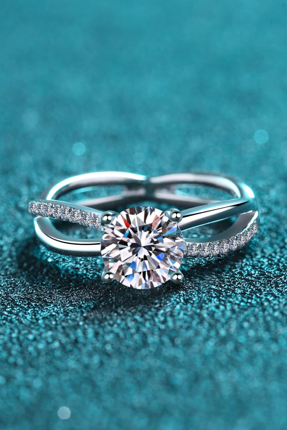 Anillo de espiga dividida entrecruzada de moissanita de 1 quilate