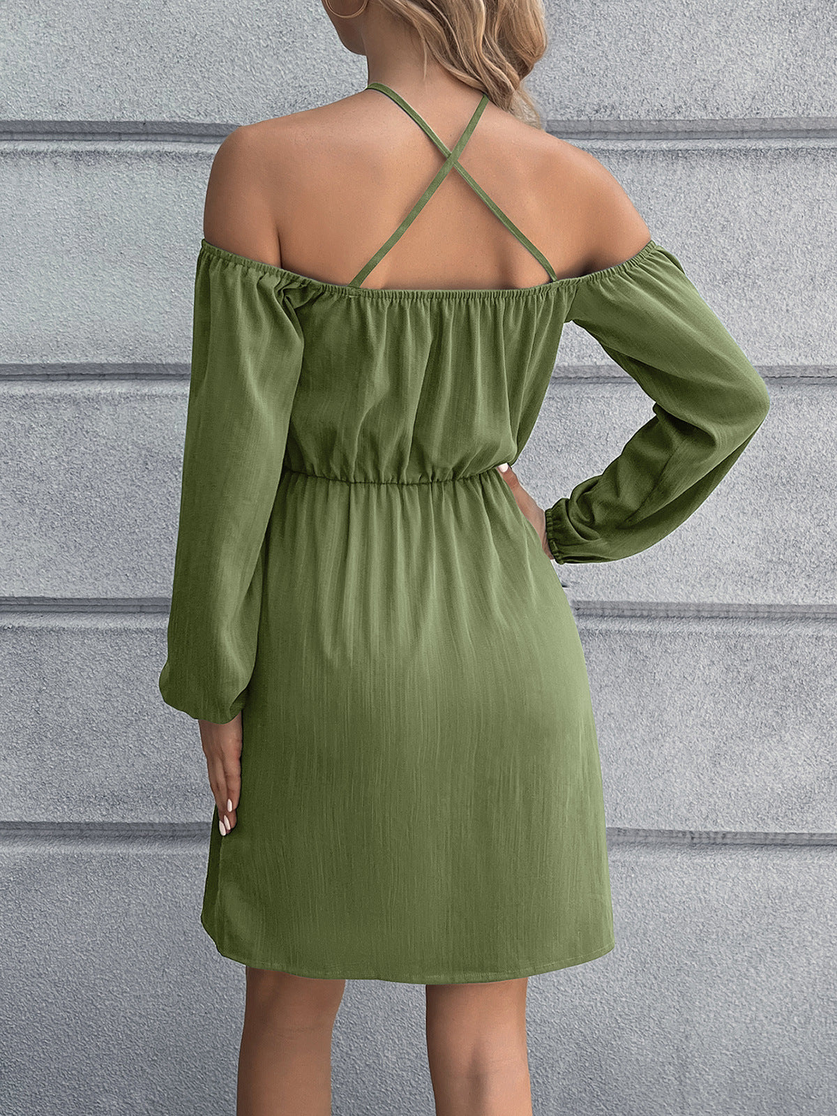 Vestido mini cruzado con hombros descubiertos