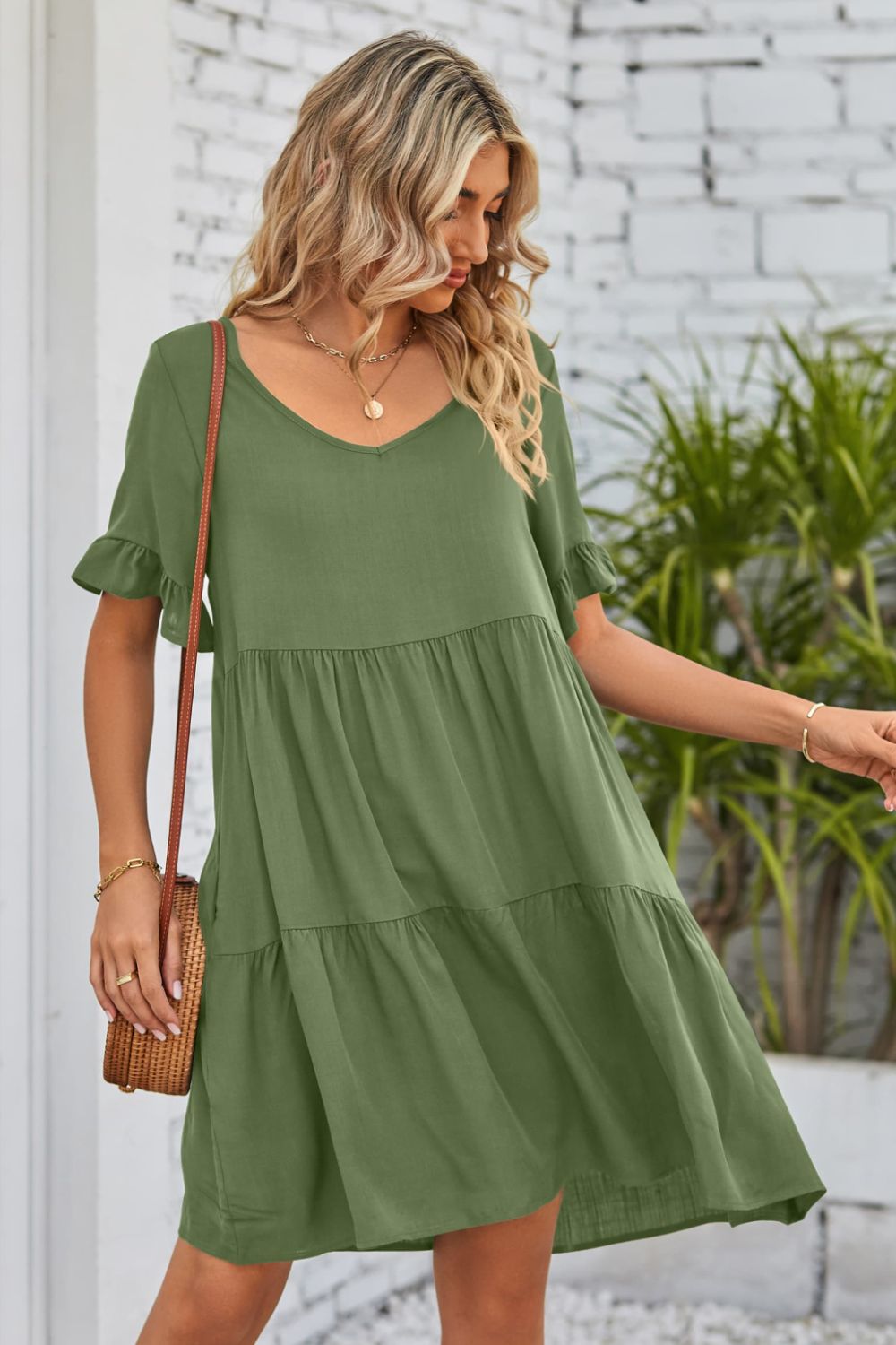 Vestido con escote en V, mangas con volantes y capas