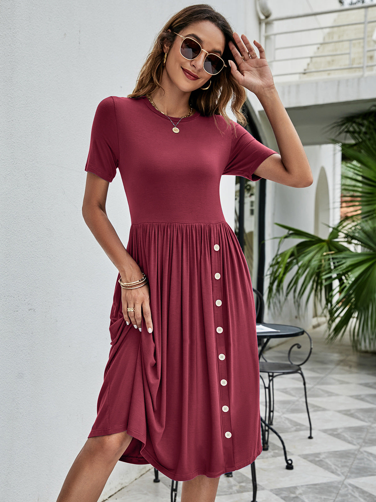 Vestido tipo camiseta con detalle de botones y bolsillos