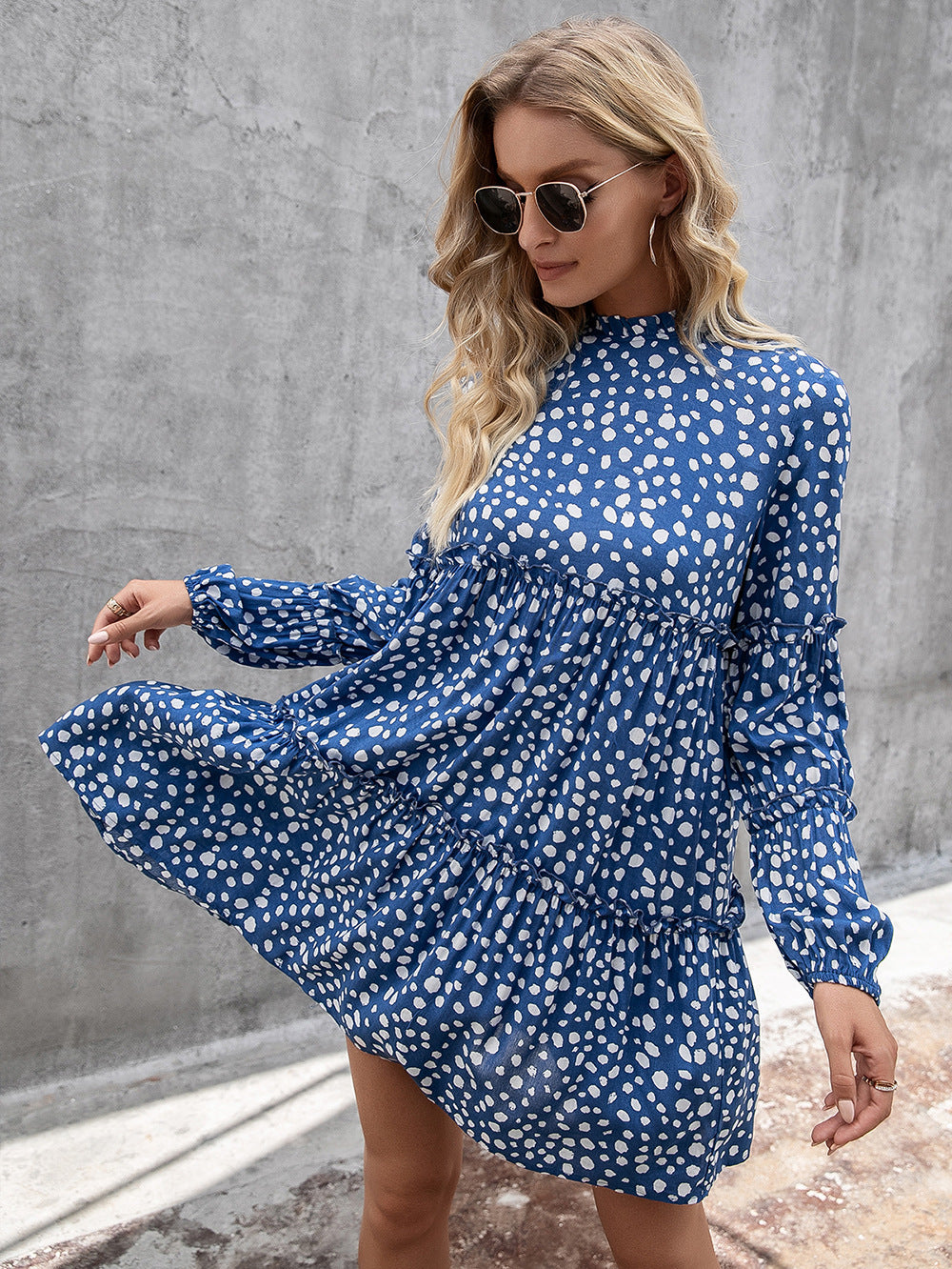 Vestido estampado de manga larga con capas