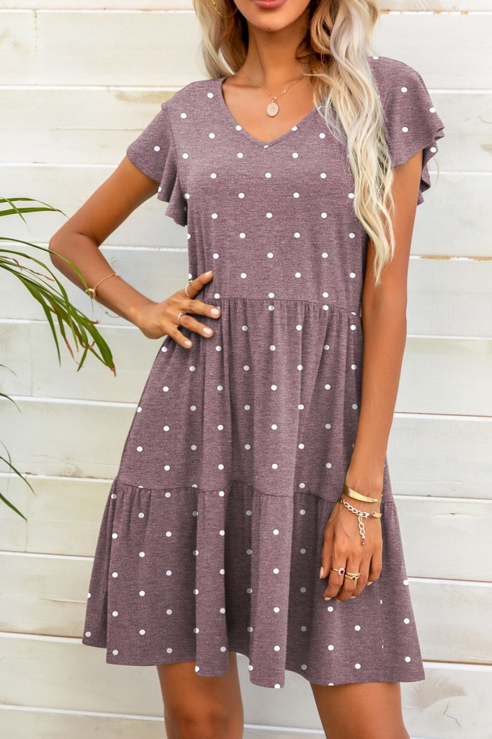 Minivestido de lunares con cuello en V y manga ondulada