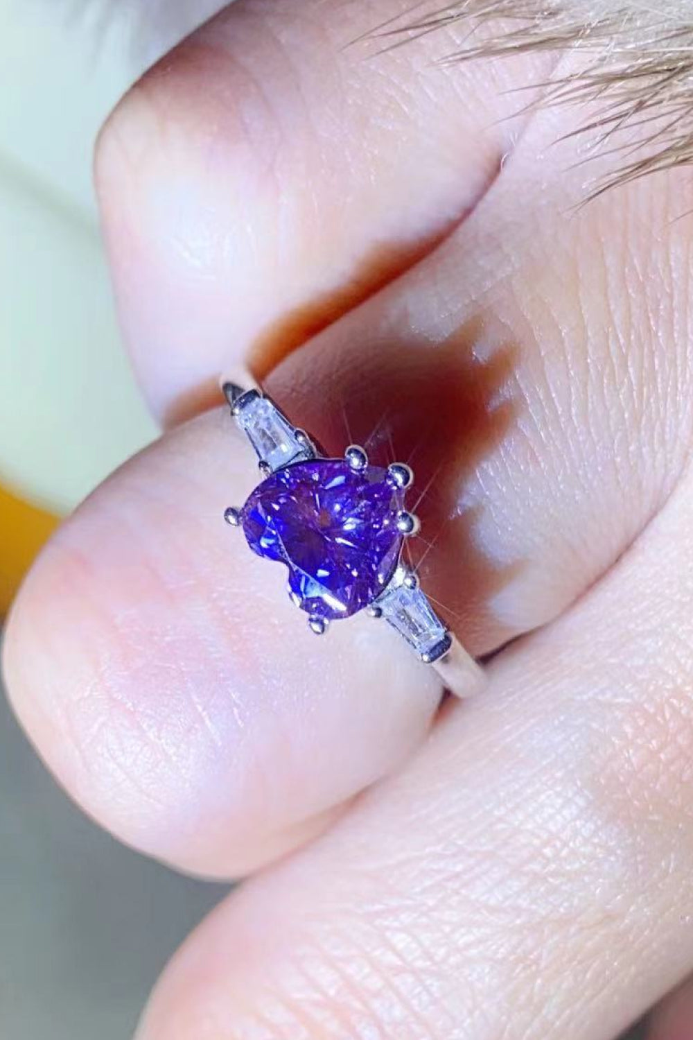 Anillo enchapado en platino con forma de corazón de moissanita de 1 quilate en púrpura