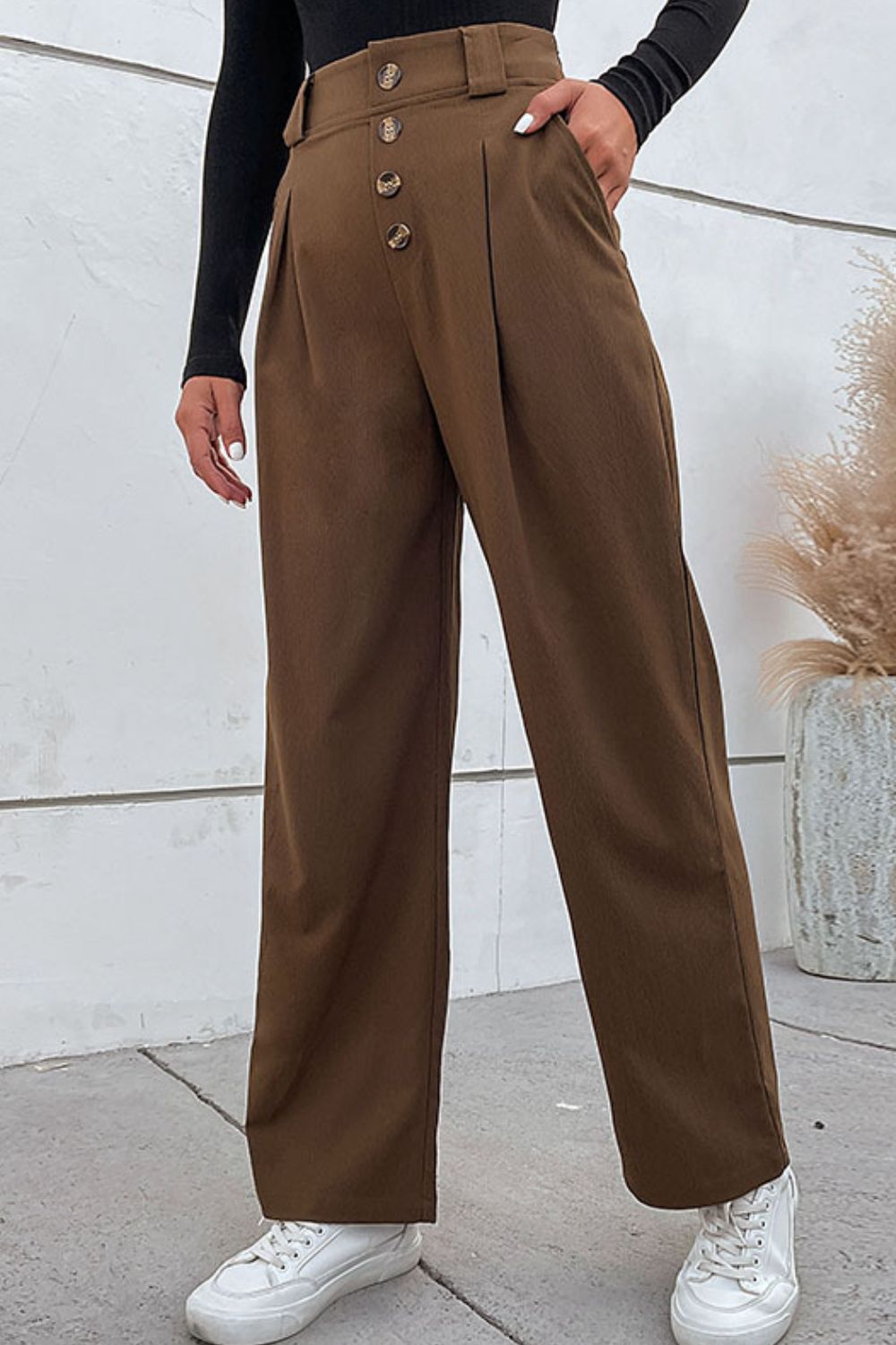 Pantalones de pierna ancha con cintura plisada y bolsillos