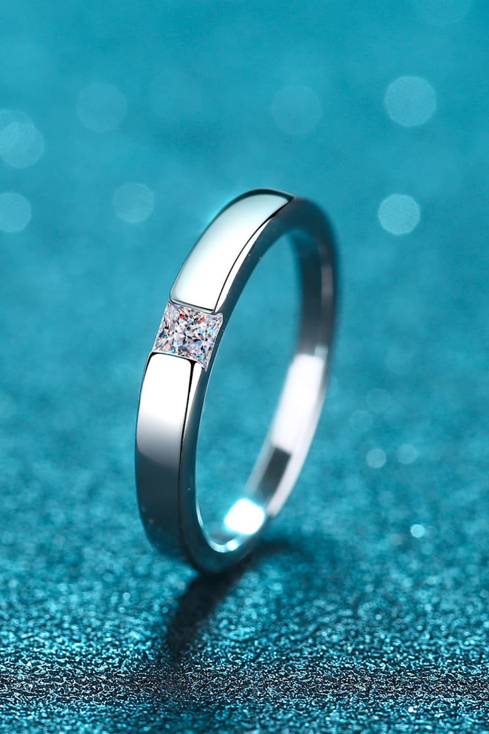 Anillo chapado en rodio con incrustaciones de moissanita