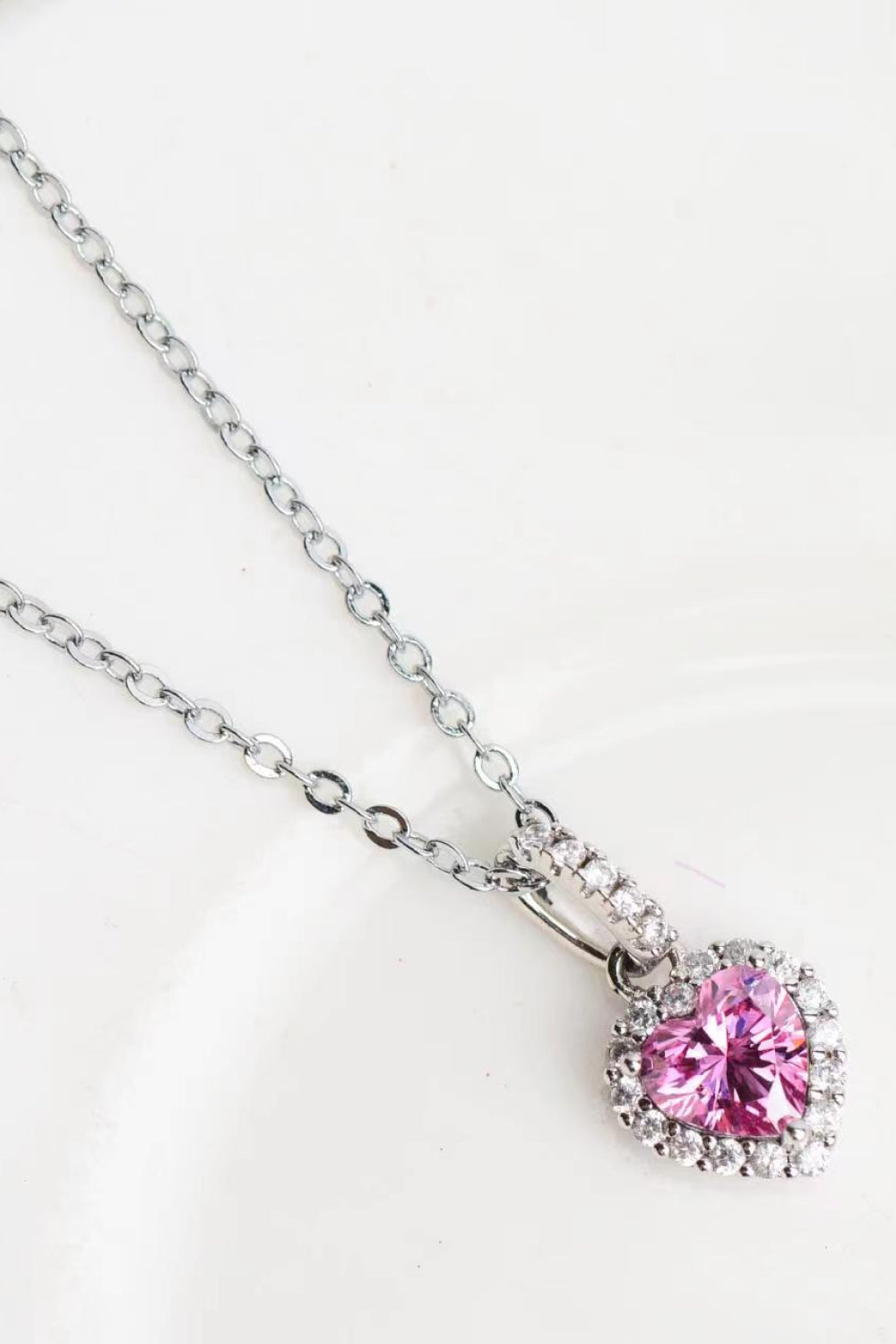 Collar con colgante de corazón de moissanita de 1 quilate