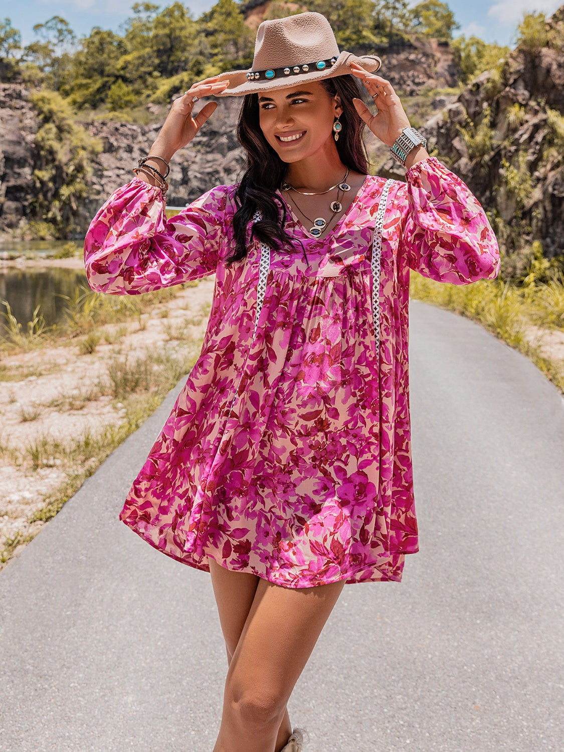 Vestido mini con escote en V y manga larga