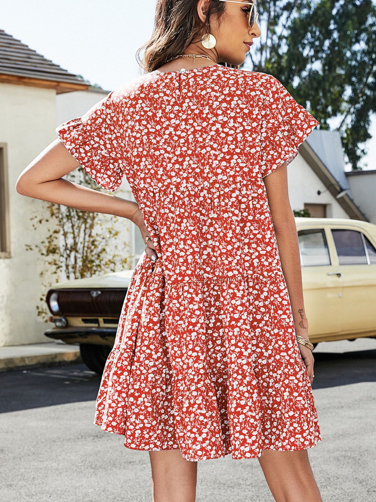 Vestido escalonado de manga corta con volantes de leopardo