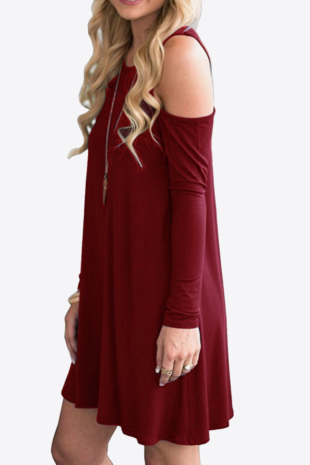 Vestido de cuello redondo de manga larga con hombros descubiertos