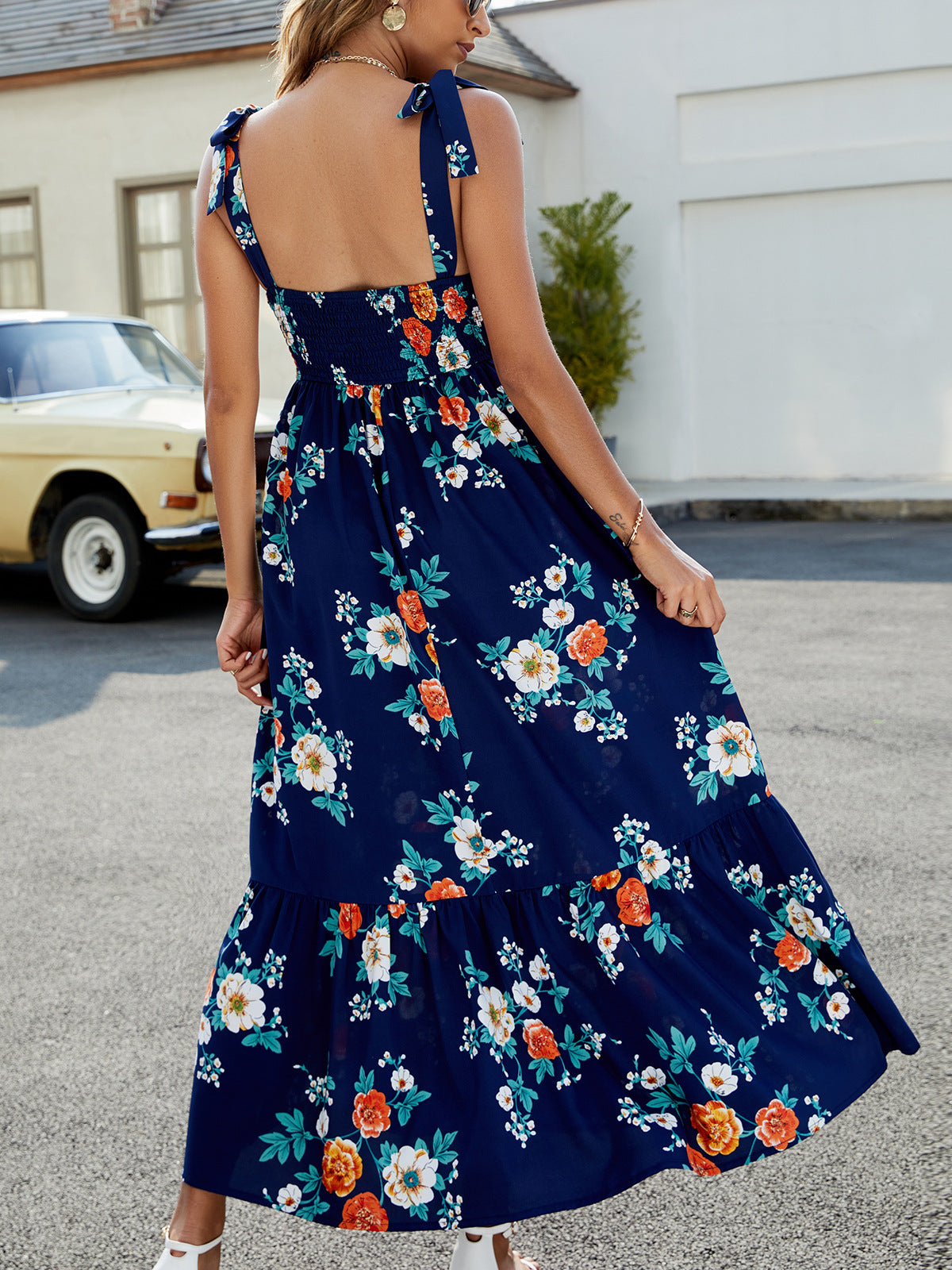Vestido floral sin mangas con lazo en los hombros