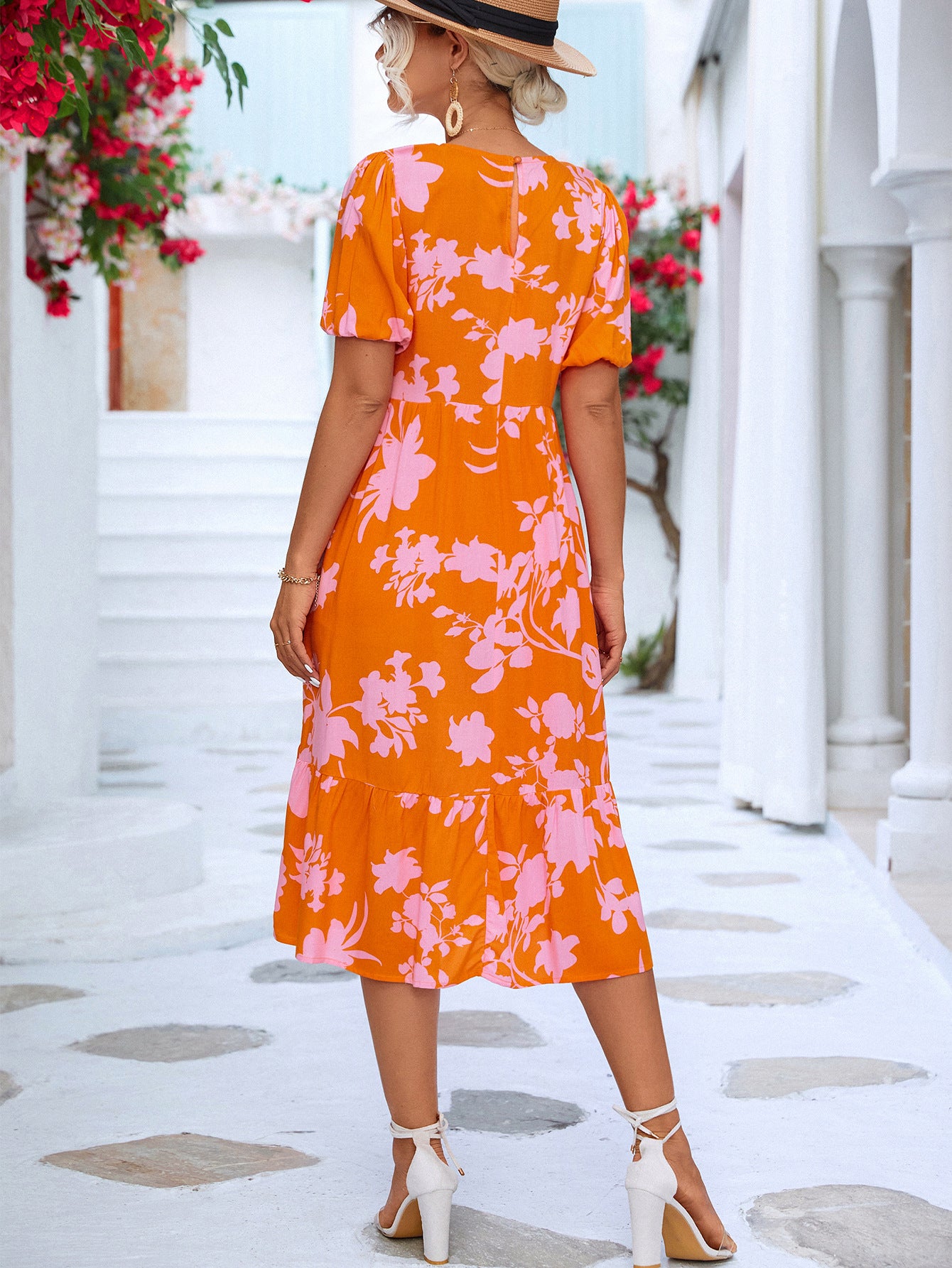 Vestido a media pierna con volantes y mangas abullonadas florales