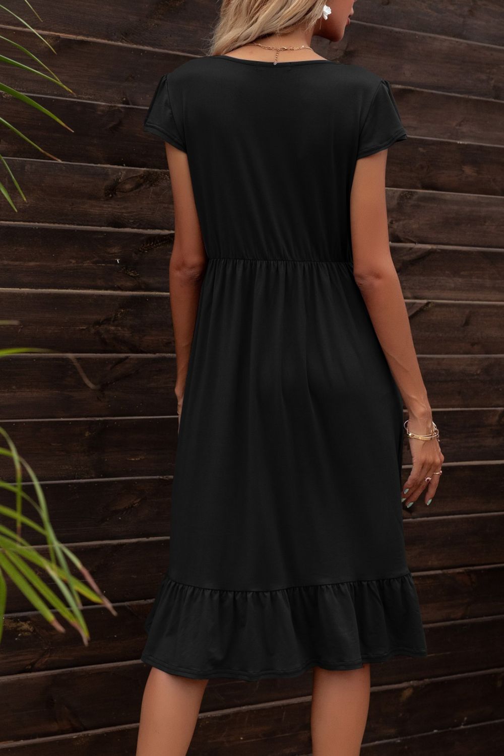 Vestido con cuello redondo y volantes en el bajo