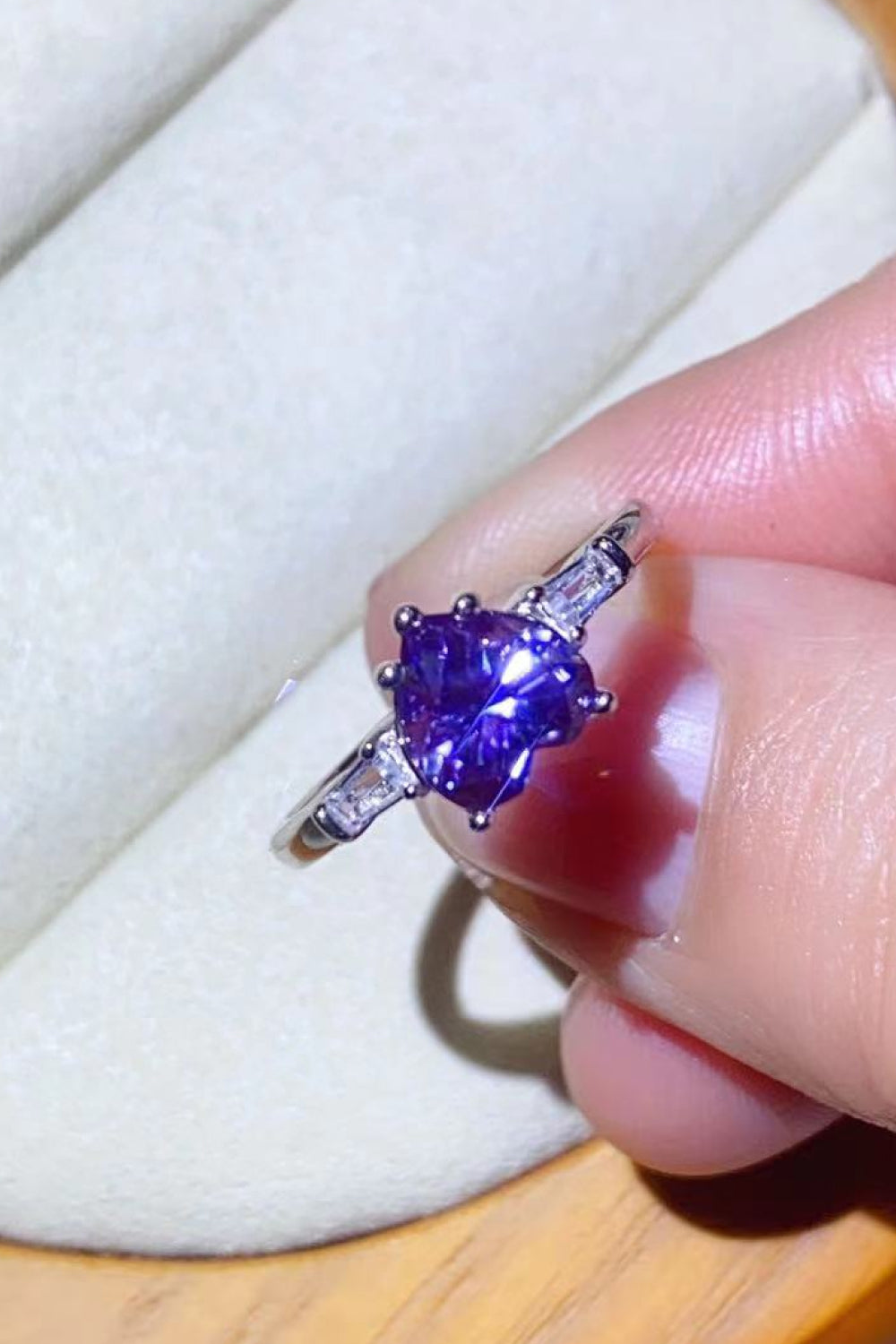 Anillo enchapado en platino con forma de corazón de moissanita de 1 quilate en púrpura