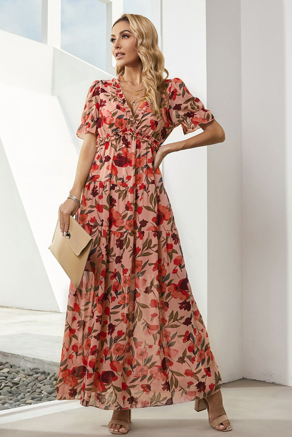 Vestido floral con escote en V y mangas cortas con volantes