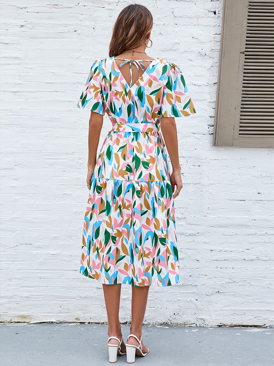 Vestido estampado con cintura anudada y cuello en V con manga ondulada